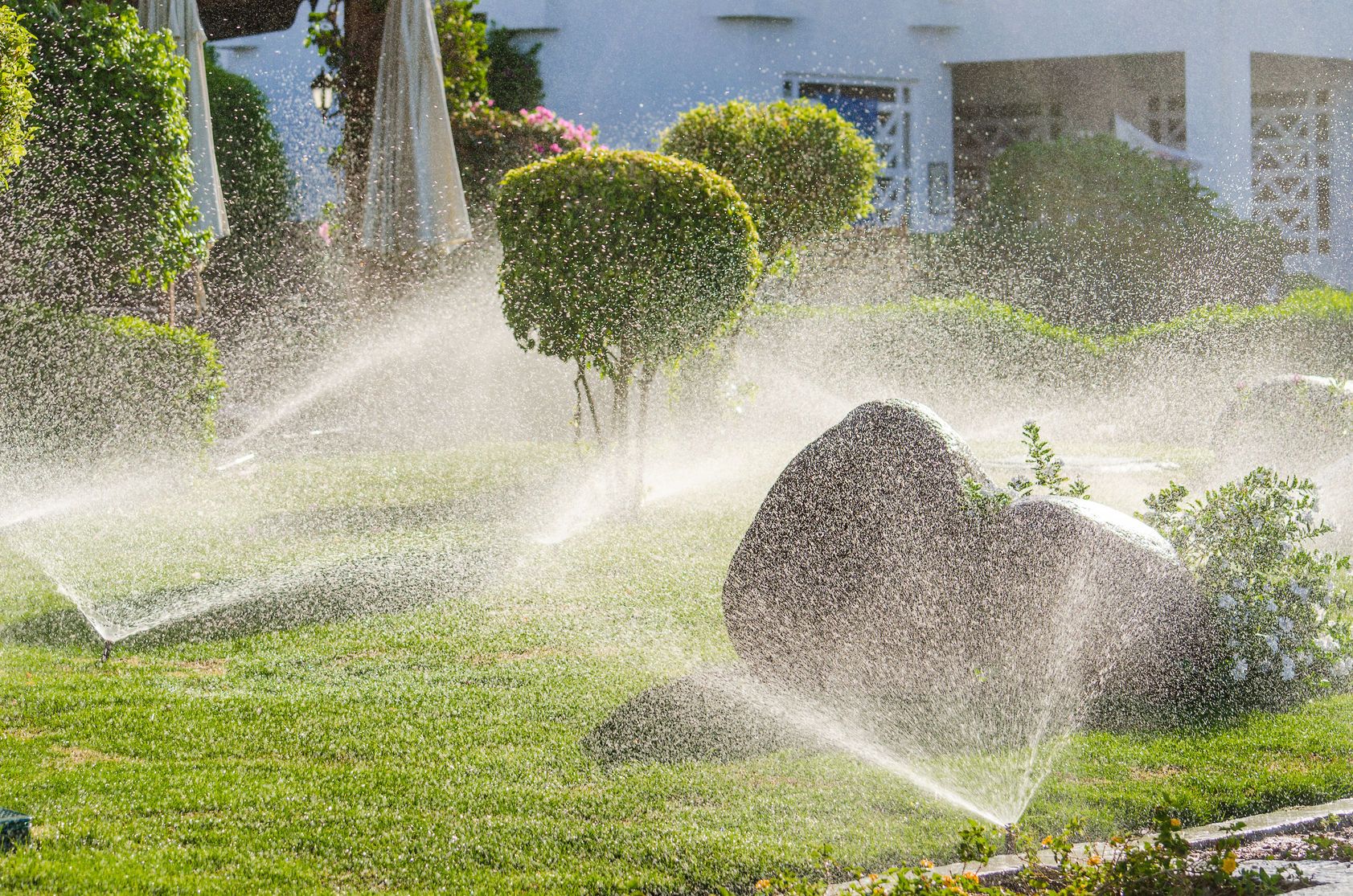 Nguyên lý hoạt động của hệ thống tưới phun mưa tự động thông minh